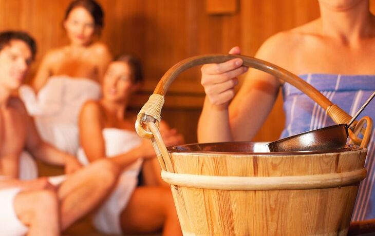 Drei Freunde in der Sauna eines Thermalbades