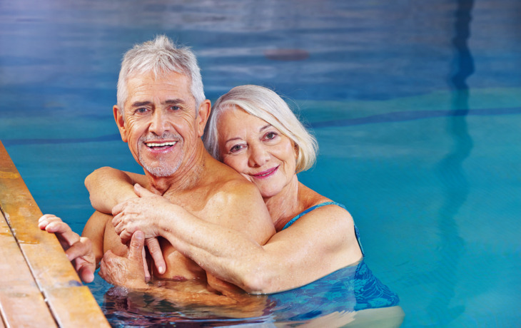 Paar Senioren gemeinsam im Schwimmbad