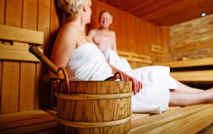 Senioren in der Sauna Schwitzen und Entspannen