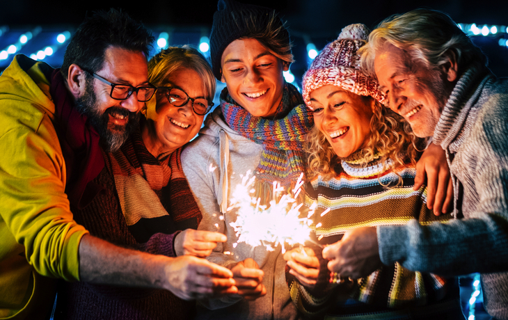 Familie feiert gemeinsam den Silvesterabend