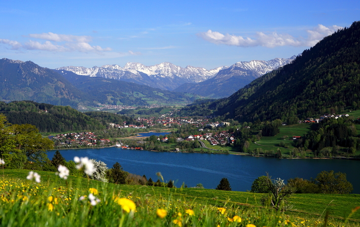 Natur,Landschaft mit See in den Bayerischen Alpen im Frühling