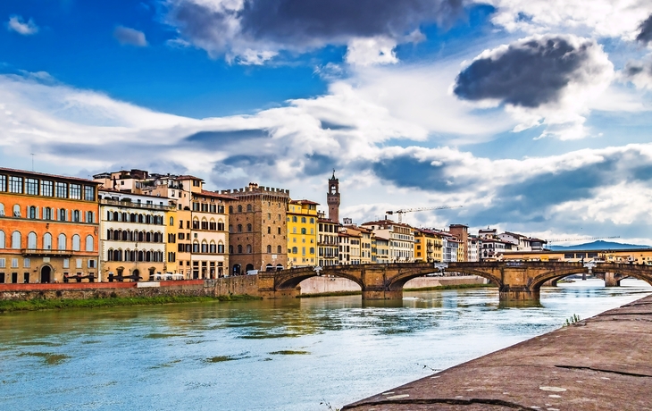 Ponte Vecchio über dem Fluss Arno in Florenz, Toskana