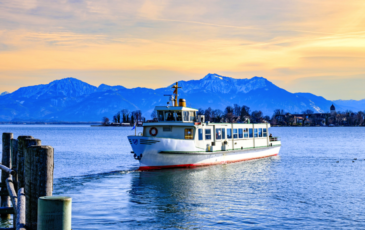 Ausflugsschiff im Winter auf dem Weg zur Abtei Frauenwörth im Chiemsee