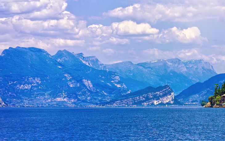 wunderschöne Landschaft des Gardasees mit Blick auf die Stadt Malcesine, Italien