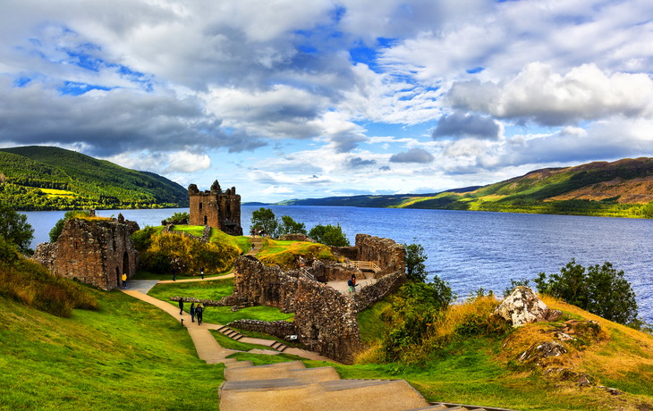 Ruinen von Urquhart Castle am Loch Ness