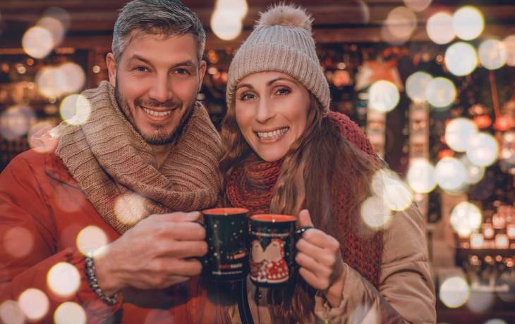 Paar im Winter auf dem Weihnachtsmarkt