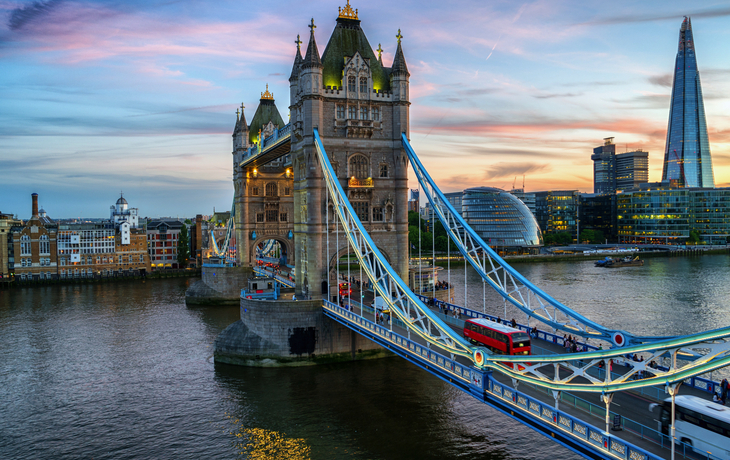 Tower Bridge in der Abenddämmerung