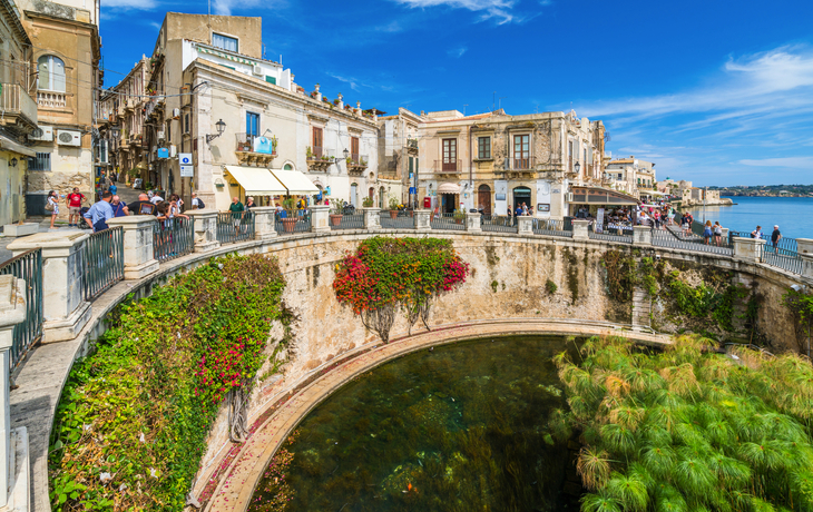 Brunnen von Arethusa und Siracusa in Syrakus an einem sonnigen Sommertag