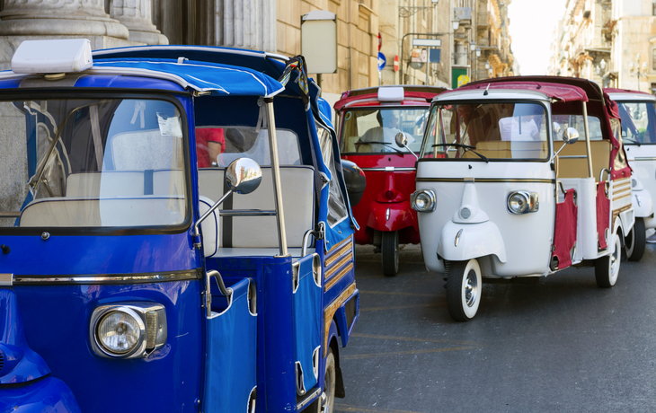 Tuk-Tuks in den Straßen von Palermo,