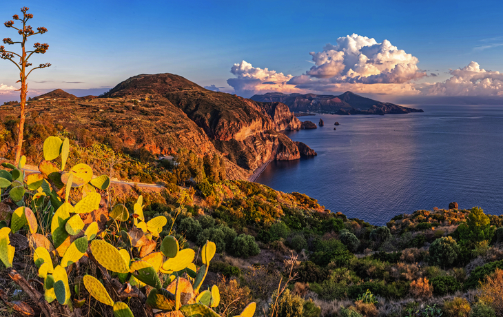 vom Aussichtspunkt Belvedere Quattrocchi auf die Liparische Inseln