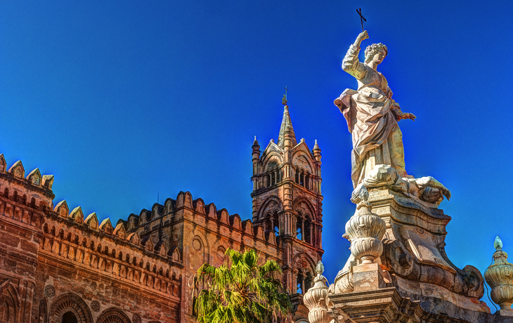 Skulptur vor der Kathedrale von Palermo