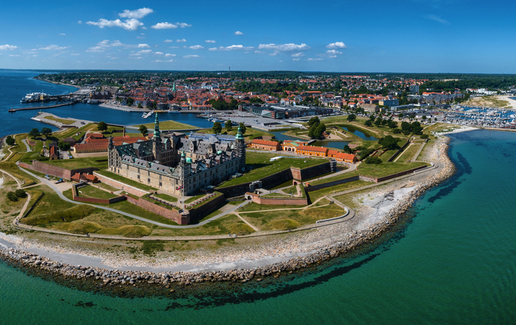 Luftaufnahme von Schloss Kronborg mit Stadtmauer