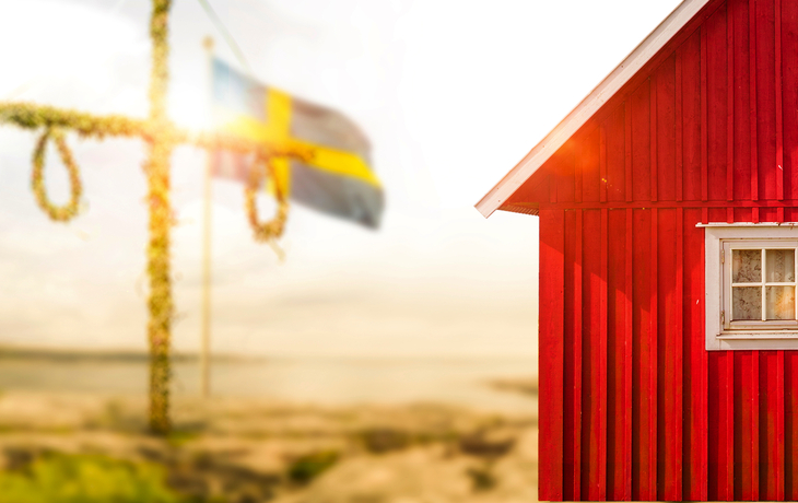 rotes Schwedenhaus während Midsommar