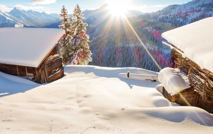Schihütten bei Sonnenaufgang