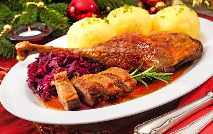 Weihnachtsmenü. Gänsekeule mit Knödeln und Rotkohl