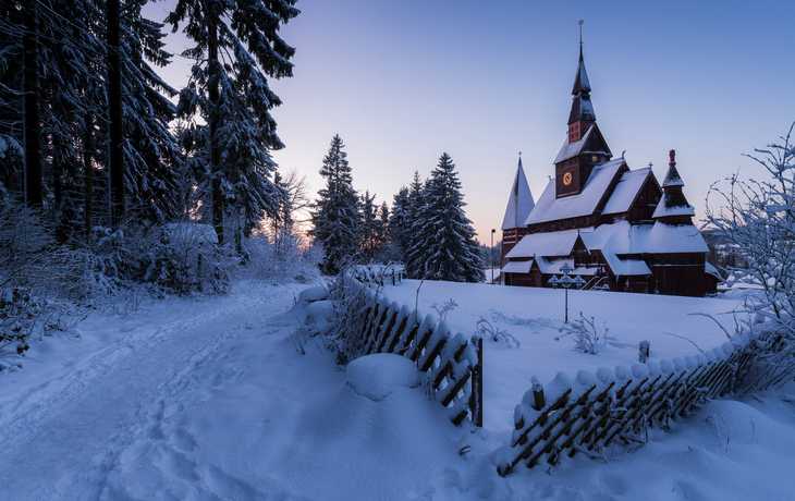 eingeschneite Stabkirche in Hahnenklee bei Goslar, Deutschland