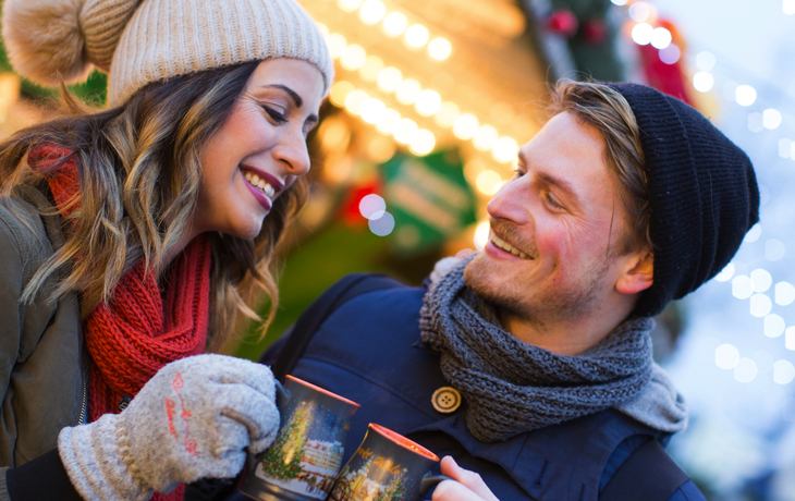 Freunde auf dem Weihnachtsmarkt