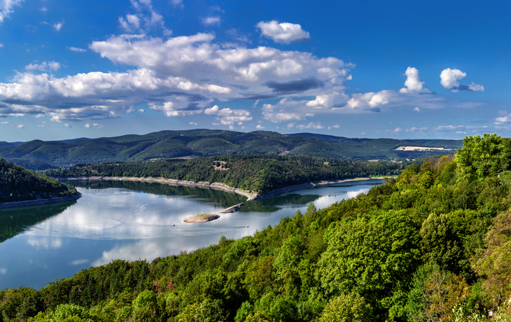 Blick auf Schloss Waldeck und Edersee in Nordhessen