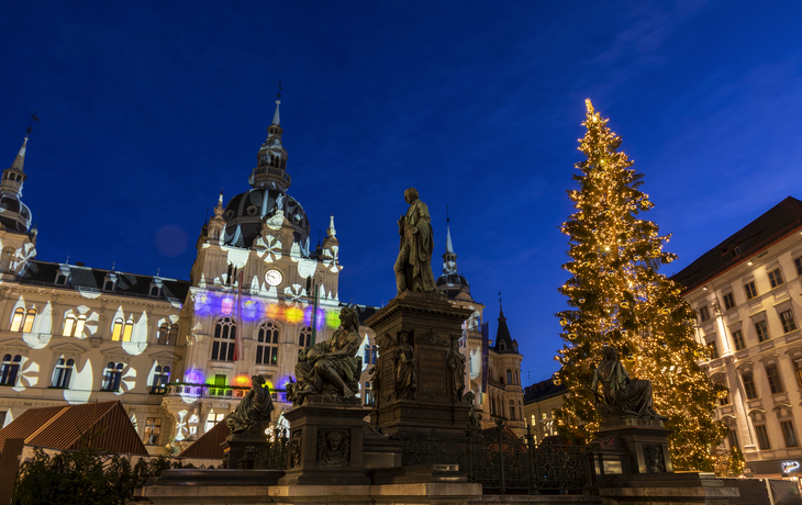Weihnachtszeit in Graz,die hauptstadt der steiermark,Österreich. weihnachtlich beleuchtetes rathaus am hauptplatz der stadt graz mit weihnachtsbaum und denkmal für erzherzog johann