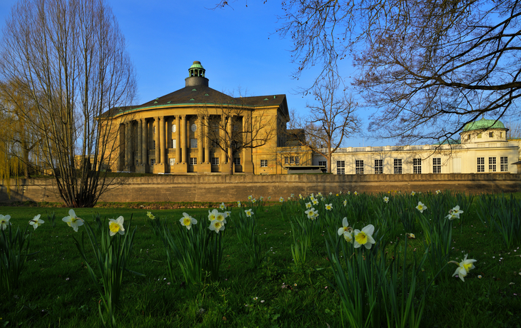 Blick auf den Regentenbau von Bad Kissingen im Frühling
