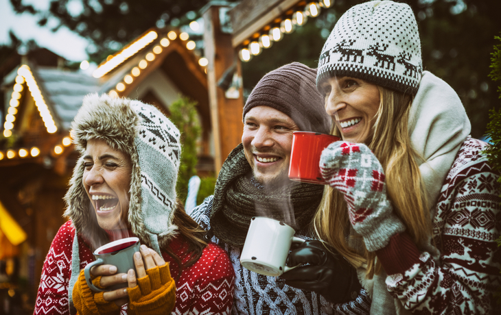 Gruppe auf dem Weihnachtsmarkt