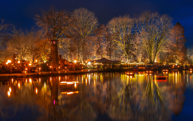 Mittelalterlicher Lichtermarkt im Fredenbaumpark in Dortmund, Deutschland