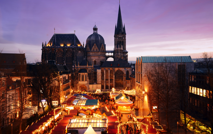 Weihnachtsmarkt rund um das Rathaus in Aachen, Deutschland