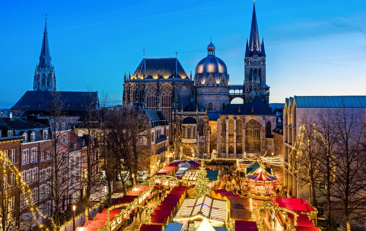 Weihnachtsmarkt rund um das Rathaus in Aachen, Deutschland