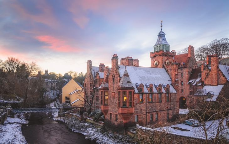 Winter im historischen Dean Village in Edinburgh