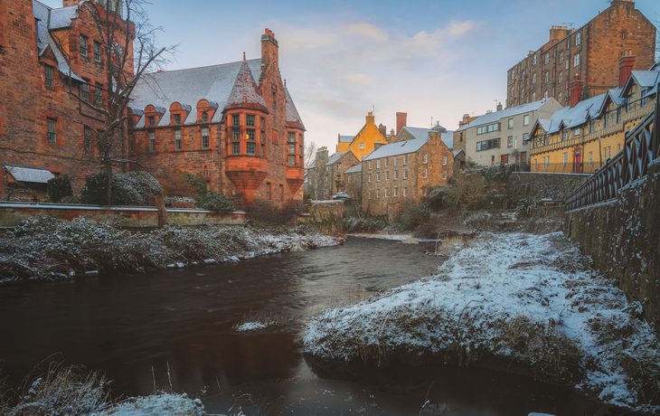 Winter im histroischen Stadtteil Dean Village in Edinburgh