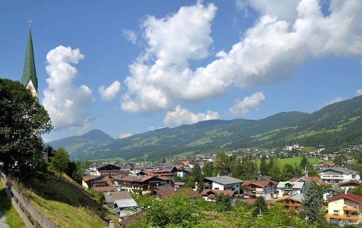 Panoramablick auf den Urlaubsort Kirchberg in Tirol
