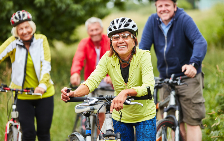 Gruppe Senioren beim Fahrradfahren