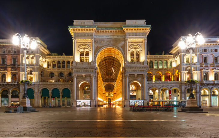 Eines der ältesten Einkaufszentren der Welt, die Galleria Vittorio Emanuele II bei Nacht in Mailand,Lombardei,Italien