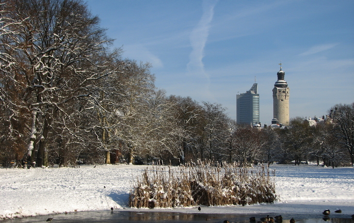 Uniriese mit Neuem Rathaus im Winter in Leipzig