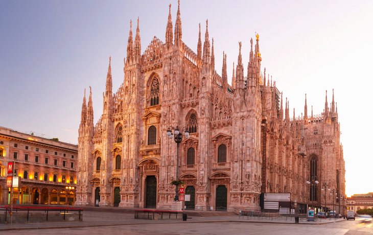 Domplatz mit dem Mailänder Dom am Morgen