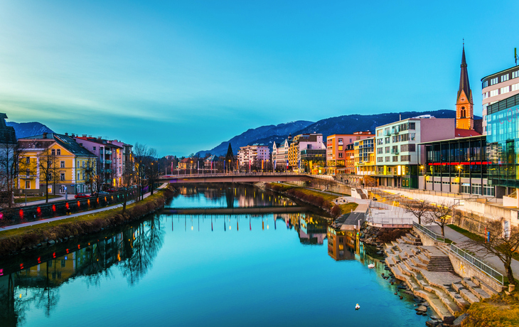 Blick auf das Flussufer der Drau bei Sonnenuntergang in Villach, Österreich