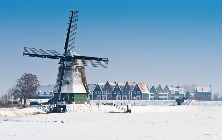 Winterlandschaft mit Windmühle in Volendam