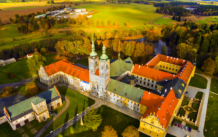 Die Abtei von Tepla ist eine Prämonstratenserabtei im westlichen Teil von Böhmen. Es wurde im Jahre 1193 gegründet. Luftbild von einem schönen Wahrzeichen in der Nähe von Karlsbad,Tschechische Republik,Zentraleuropa.