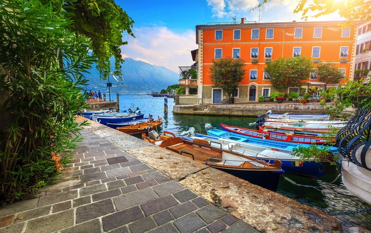 Fischerboote im Hafen von Limone sul Garda, Italien