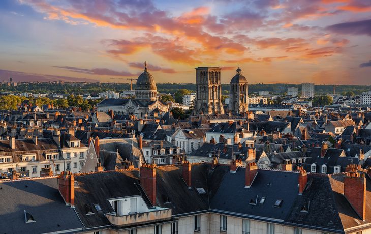 Luftaufnahme der Stadt Tours im Loiretal im Abendlicht in Frankreich