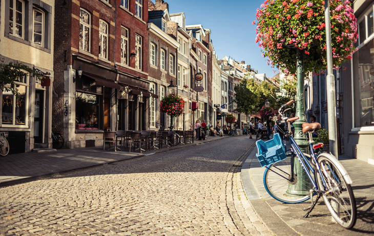 Maastrichter Straßen mit Fahrrad im Sommer