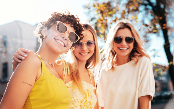 Sightseeing-Trip während des Sommers von drei jungen Freundinnen