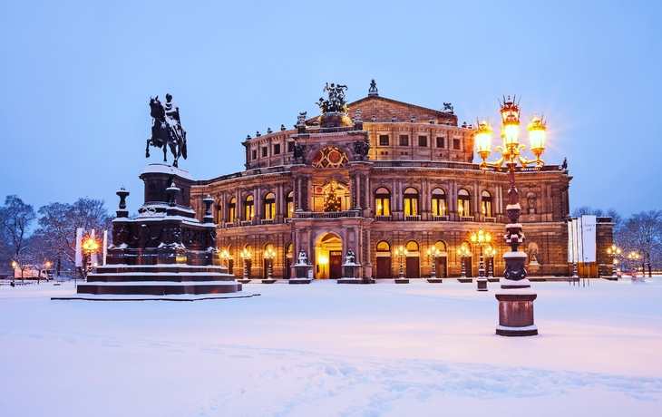 Semperoper im Winter in Dresden, Deutschland