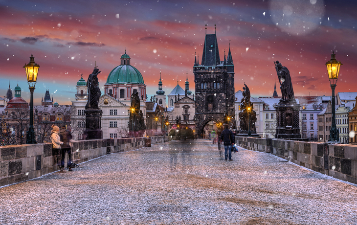 historische Karlsbrücke an einem Wintermorgen