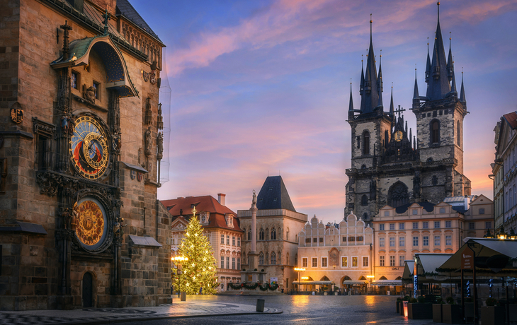 Altstädter Ring mit der astronomischen Uhr und der Teynkirche in Prag während der Weihnachtszeit