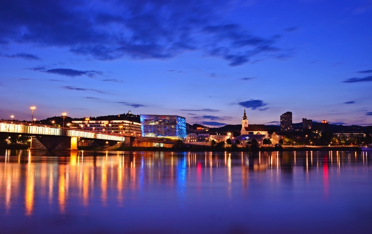 Nibelungenbrücke in Linz zur blauen Stunde
