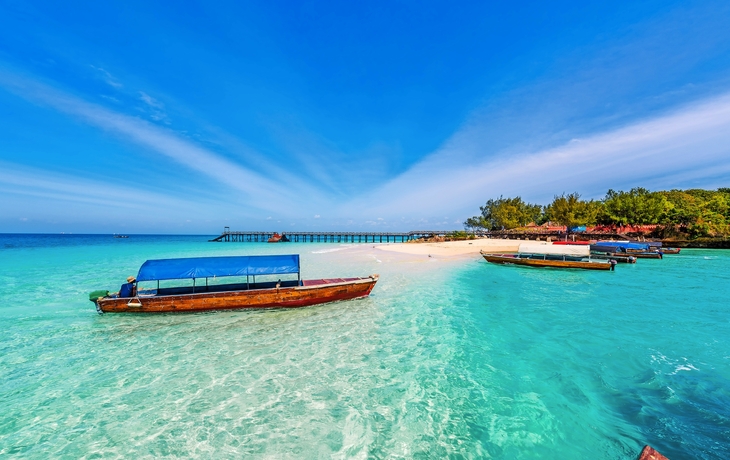 bunter exotischer Meerblick mit Booten nahe Sansibar-Ufer in Afrika
