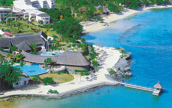 Luftaufnahme des Maritim Hotels Mauritius am Strand mit Pool und tropischer Landschaft.