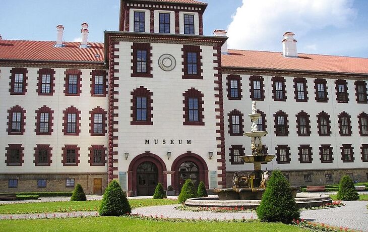Hauptflügel mit Museumseingang