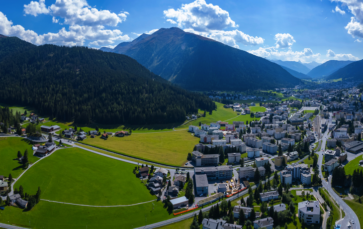 Luftaufnahme der Stadt Davos in der Schweiz an einem sonnigen Sommertag